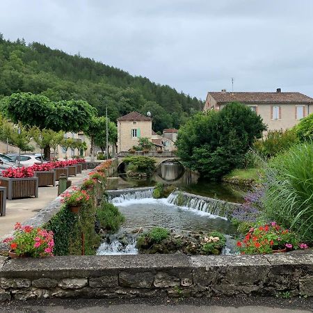 Spacious Apartment In A Charming, Tranquil Village Saint-Vincent-Rive-dʼOlt Exterior foto
