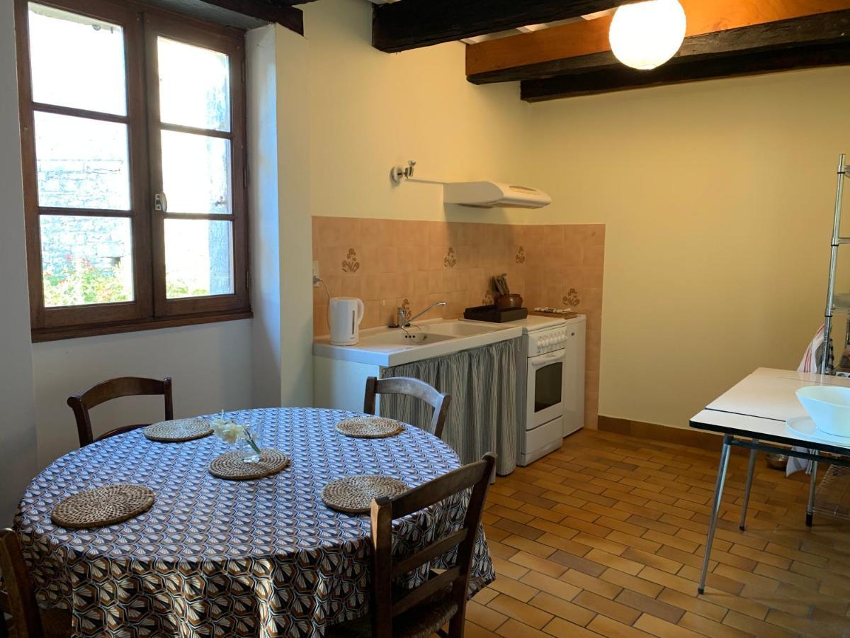 Spacious Apartment In A Charming, Tranquil Village Saint-Vincent-Rive-dʼOlt Exterior foto