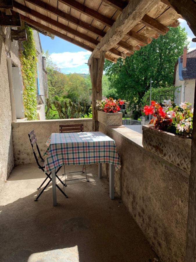 Spacious Apartment In A Charming, Tranquil Village Saint-Vincent-Rive-dʼOlt Exterior foto